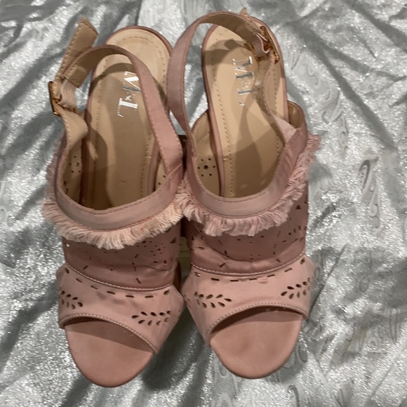 Shoes -M&L - Picture 3 of 8